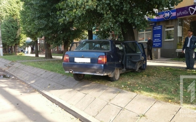 В ДТП в Саксаганском районе пострадал водитель и беременная женщина Фото № 2 В ДТП в Саксаганском районе пострадал водитель и беременная женщина Фото № 2