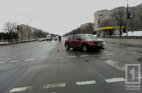 В Кривом Роге на мокрой дороге столкнулись две иномарки Фото № 0 В Кривом Роге на мокрой дороге столкнулись две иномарки Фото № 0