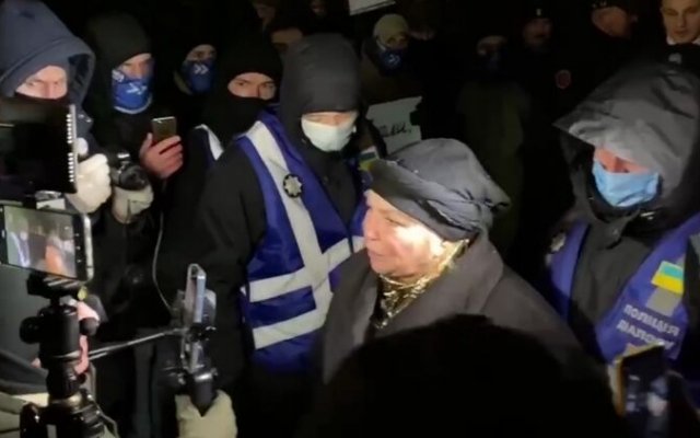 Актрису театра Любовь Титаренко, которая пришла на протест около офиса канала Актрису театра Любовь Титаренко, которая пришла на протест около офиса канала