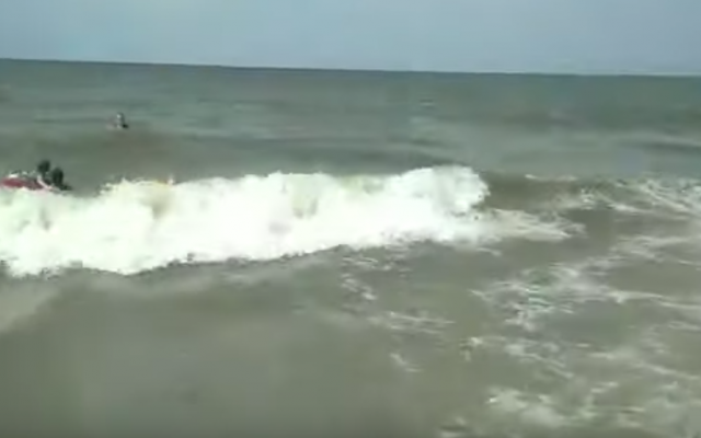 На курорте Азовского моря отдыхающих накрывает штормом (ВИДЕО) Фото № 0 На курорте Азовского моря отдыхающих накрывает штормом (ВИДЕО) Фото № 0
