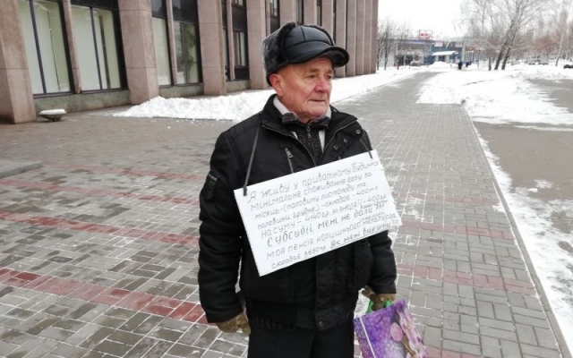 Или прыгай с балкона или топись, вот такая жизнь: одиночный протест под стенами мэрии Фото № 0 Или прыгай с балкона или топись, вот такая жизнь: одиночный протест под стенами мэрии Фото № 0