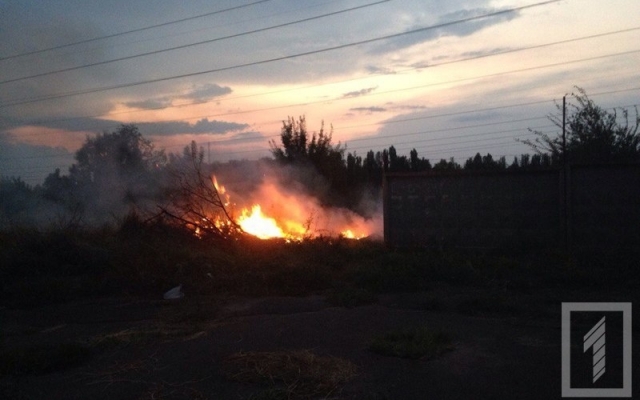 В Кривом Роге возле автостоянки на микрорайоне Восточный-3 загорелся сухостой Фото № 1 В Кривом Роге возле автостоянки на микрорайоне Восточный-3 загорелся сухостой Фото № 1
