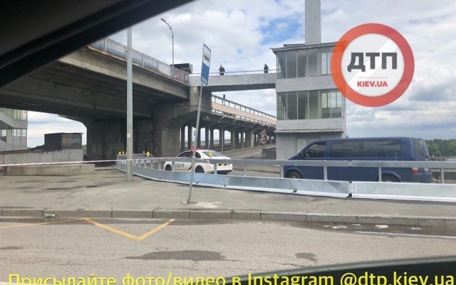 В Киеве сообщили о минировании моста метро, здесь находится человек с пакетом и пультом Фото № 2 В Киеве сообщили о минировании моста метро, здесь находится человек с пакетом и пультом Фото № 2