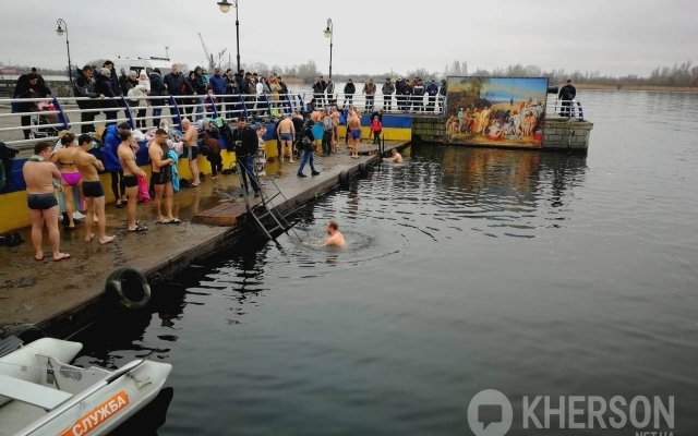Украинцы массово лезут в ледяную воду, надеясь искупить грехи. Развенчиваем мифы Фото № 1 Украинцы массово лезут в ледяную воду, надеясь искупить грехи. Развенчиваем мифы Фото № 1