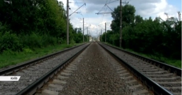 В Києві посеред залізниці знайшли чоловіка з важкими пораненнями та амнезією Фото № 0 В Києві посеред залізниці знайшли чоловіка з важкими пораненнями та амнезією Фото № 0