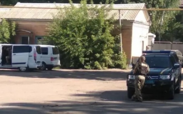 Взявший в заложники начальника УГРО полтавчанин - участник ООС Скрипник Роман: он озвучил свое требование (ФОТО, ВИДЕО) Фото № 2 Взявший в заложники начальника УГРО полтавчанин - участник ООС Скрипник Роман: он озвучил свое требование (ФОТО, ВИДЕО) Фото № 2