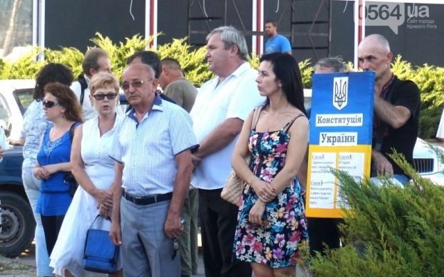 В Кривом Роге участники АТО и родственники погибших солдат провели митинг-реквием по погибшим в В Кривом Роге участники АТО и родственники погибших солдат провели митинг-реквием по погибшим в