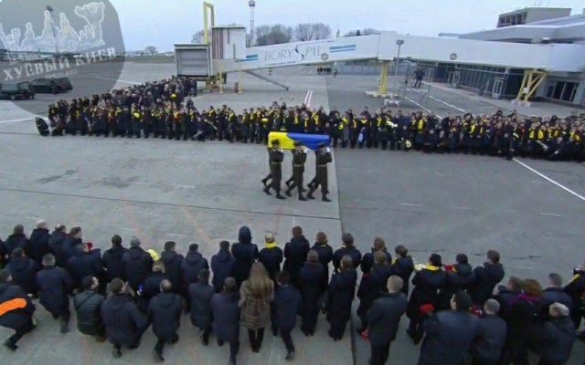 Встречали на коленях: в Борисполь прибыл экипаж с телами украинцев (ФОТО, ВИДЕО) Фото № 22 Встречали на коленях: в Борисполь прибыл экипаж с телами украинцев (ФОТО, ВИДЕО) Фото № 22