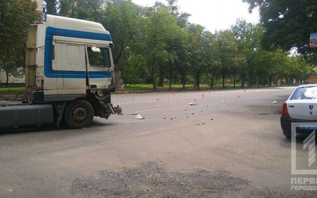 В Центрально-Городском районе столкнулись две фуры, пострадала девушка Фото № 5 В Центрально-Городском районе столкнулись две фуры, пострадала девушка Фото № 5