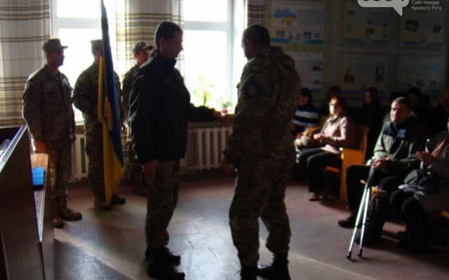Криворожских бойцов АТО наградили нагрудными знаками Главнокомандующего ВСУ Фото № 2 Криворожских бойцов АТО наградили нагрудными знаками Главнокомандующего ВСУ Фото № 2