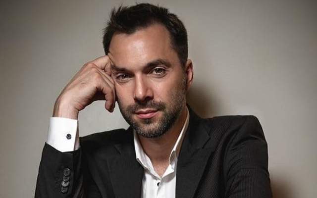 Блогер, который врал о Донбассе, разведчик и театрал: что известно о новом спикере украинской делегации ТКГ Фото № 0 Блогер, который врал о Донбассе, разведчик и театрал: что известно о новом спикере украинской делегации ТКГ Фото № 0