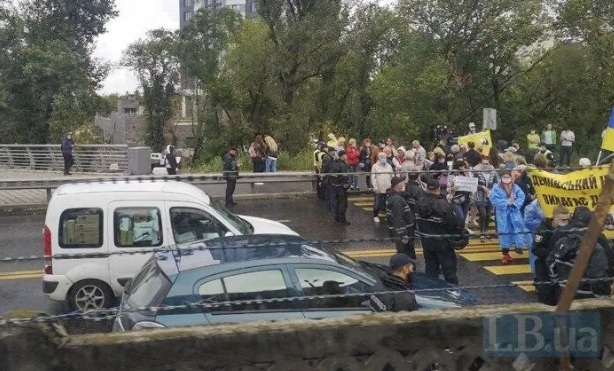 Митингующие в Киеве перекрыли мост метро (ФОТО, ВИДЕО) Фото № 1 Митингующие в Киеве перекрыли мост метро (ФОТО, ВИДЕО) Фото № 1