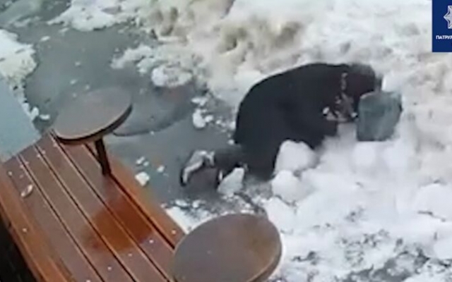 В центре Киева на женщину упала ледяная глыба (ВИДЕО) Фото № 0 В центре Киева на женщину упала ледяная глыба (ВИДЕО) Фото № 0