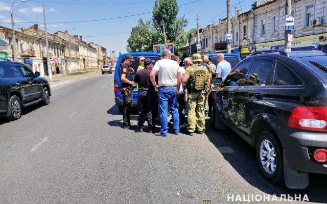 В Одессе взяли в заложники сотрудницу конторы быстрых кредитов (ФОТО) Фото № 1 В Одессе взяли в заложники сотрудницу конторы быстрых кредитов (ФОТО) Фото № 1