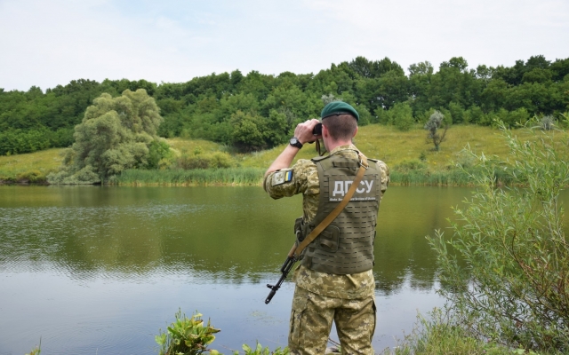 Пограничники на Закарпатье спасали украинца, который упал в реку и его унесло в Венгрию (ФОТО) Фото № 3 Пограничники на Закарпатье спасали украинца, который упал в реку и его унесло в Венгрию (ФОТО) Фото № 3