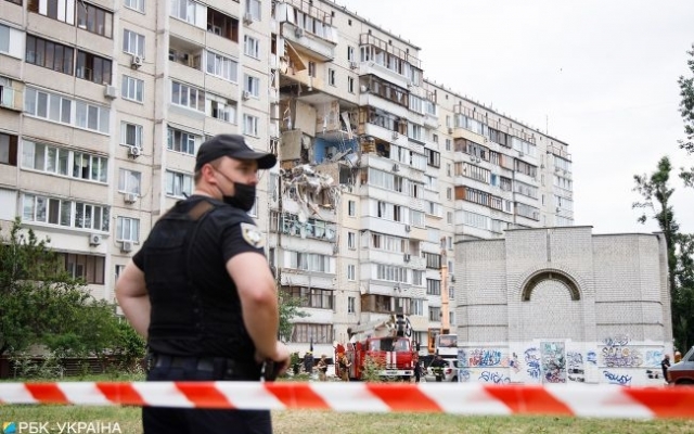 В Позняках на соседней многоэтажке от разрушенного дома взрывом появились трещины: жильцы напуганы и обращаются к мэру и Авакову Фото № 0 В Позняках на соседней многоэтажке от разрушенного дома взрывом появились трещины: жильцы напуганы и обращаются к мэру и Авакову Фото № 0