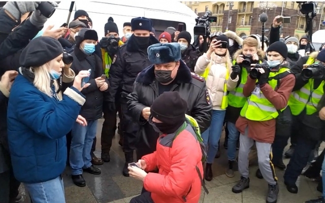 На митинге в поддержку Навального в Москве полиция задержала мальчика 10-ти лет (ВИДЕО) Фото № 1 На митинге в поддержку Навального в Москве полиция задержала мальчика 10-ти лет (ВИДЕО) Фото № 1