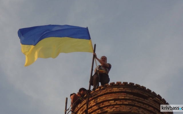 Патриоты Кривого Рога вывесили флаги Украины на наивысших точках города (ФОТО) Фото № 5 Патриоты Кривого Рога вывесили флаги Украины на наивысших точках города (ФОТО) Фото № 5