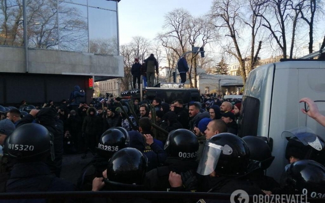 Копья, камни, газ и зеленка: под Верховной Радой митинги (ФОТО, ВИДЕО) Фото № 3 Копья, камни, газ и зеленка: под Верховной Радой митинги (ФОТО, ВИДЕО) Фото № 3