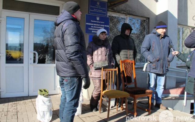 Вышли и приковали себя цепями: на Донбассе протестуют шахтеры (ФОТО) Фото № 5 Вышли и приковали себя цепями: на Донбассе протестуют шахтеры (ФОТО) Фото № 5