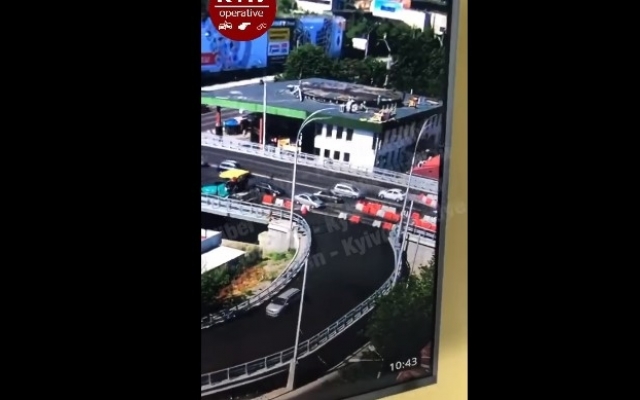 На киевском мосту изобретательные водители поехали по загражденному участку, где не застыл асфальт (ВИДЕО) Фото № 0 На киевском мосту изобретательные водители поехали по загражденному участку, где не застыл асфальт (ВИДЕО) Фото № 0
