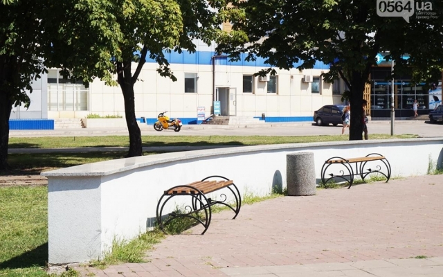 Аллея 200 каштанов в Кривом Роге: лавки целы, урны - разбиты Фото № 9 Аллея 200 каштанов в Кривом Роге: лавки целы, урны - разбиты Фото № 9