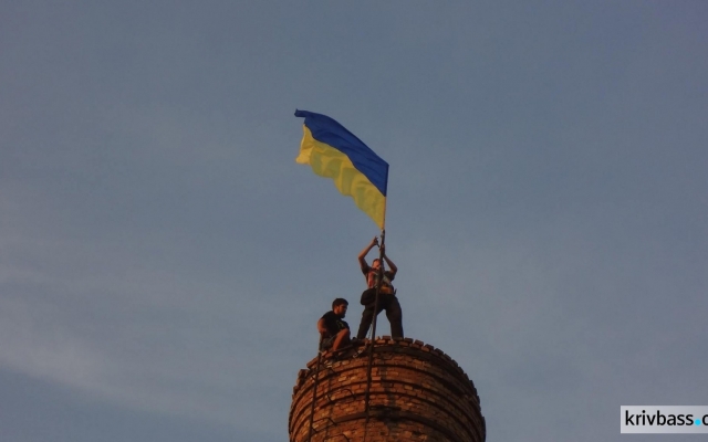 Патриоты Кривого Рога вывесили флаги Украины на наивысших точках города (ФОТО) Фото № 8 Патриоты Кривого Рога вывесили флаги Украины на наивысших точках города (ФОТО) Фото № 8