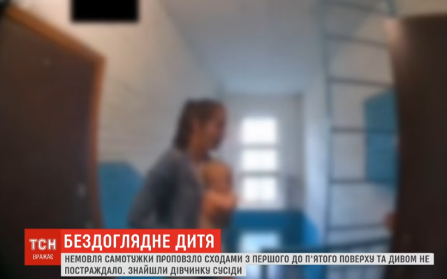 В одной из киевских многоэтажек годовалая девочка приползла на 5 этаж с первого, пока ее родители В одной из киевских многоэтажек годовалая девочка приползла на 5 этаж с первого, пока ее родители