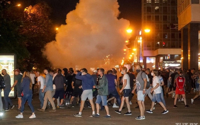 Протестующих разгоняли водометами, резиновыми пулями, светошумовыми гранатами и слезоточивым газом: протесты охватили Беларусь (ФОТО, ВИДЕО) Фото № 2 Протестующих разгоняли водометами, резиновыми пулями, светошумовыми гранатами и слезоточивым газом: протесты охватили Беларусь (ФОТО, ВИДЕО) Фото № 2