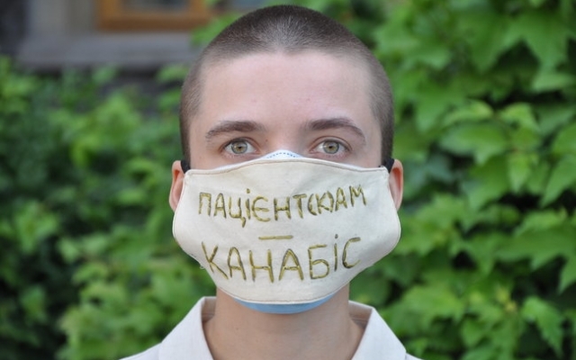 Под Офисом президента проходит акция за легализацию наркотических средств (ФОТО) Фото № 6 Под Офисом президента проходит акция за легализацию наркотических средств (ФОТО) Фото № 6