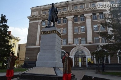 Кривой Рог присоединился ко всемирному флешмобу ко Дню рождения Тараса Шевченко Фото № 0 Кривой Рог присоединился ко всемирному флешмобу ко Дню рождения Тараса Шевченко Фото № 0