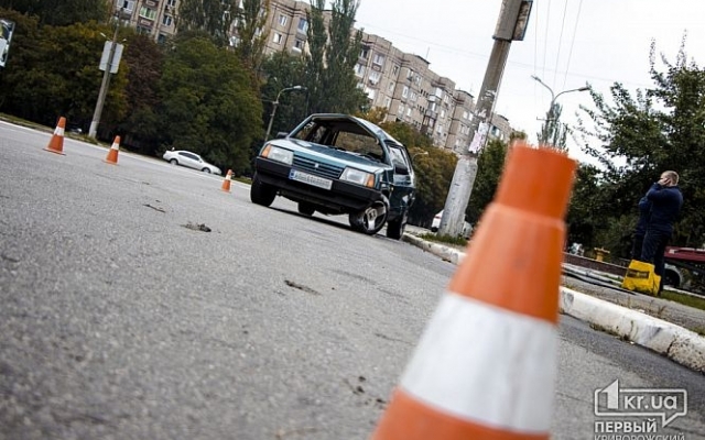 В Кривом Роге легковушка врезалась в столб и снесла дорожный знак Фото № 5 В Кривом Роге легковушка врезалась в столб и снесла дорожный знак Фото № 5