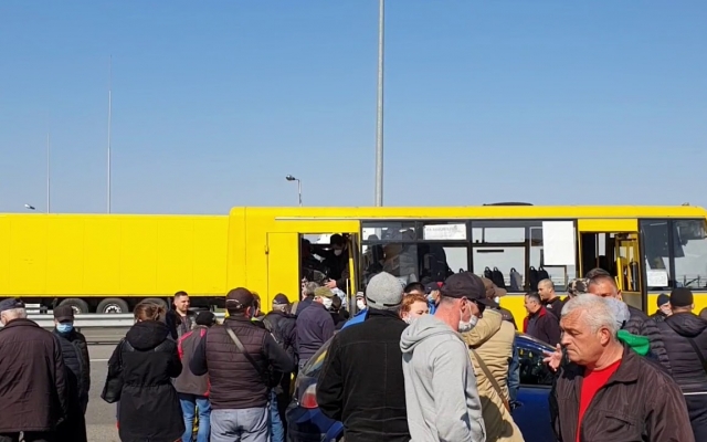 Украины на границе теряют сознание: вынуждены стоять в очереди по несколько часов (ВИДЕО) Фото № 0 Украины на границе теряют сознание: вынуждены стоять в очереди по несколько часов (ВИДЕО) Фото № 0