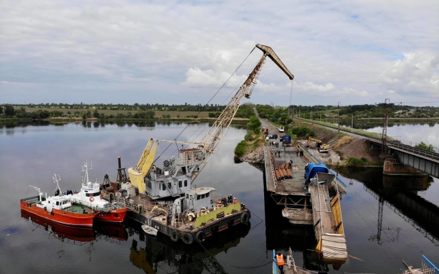 Под городом Днепр обвалился мост с ехавшей по нему фурой (ФОТО, ВИДЕО) Фото № 4 Под городом Днепр обвалился мост с ехавшей по нему фурой (ФОТО, ВИДЕО) Фото № 4
