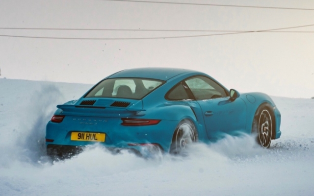 Подъем Porsche на вершину горнолыжного склона показали на видео Фото № 0 Подъем Porsche на вершину горнолыжного склона показали на видео Фото № 0
