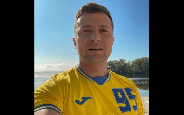 Владимир Зеленский примерил скандальную футболку сборной Украины Фото № 0 Владимир Зеленский примерил скандальную футболку сборной Украины Фото № 0