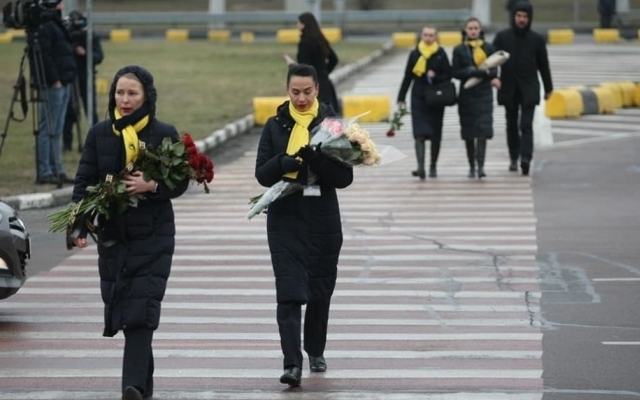 Встречали на коленях: в Борисполь прибыл экипаж с телами украинцев (ФОТО, ВИДЕО) Фото № 2 Встречали на коленях: в Борисполь прибыл экипаж с телами украинцев (ФОТО, ВИДЕО) Фото № 2