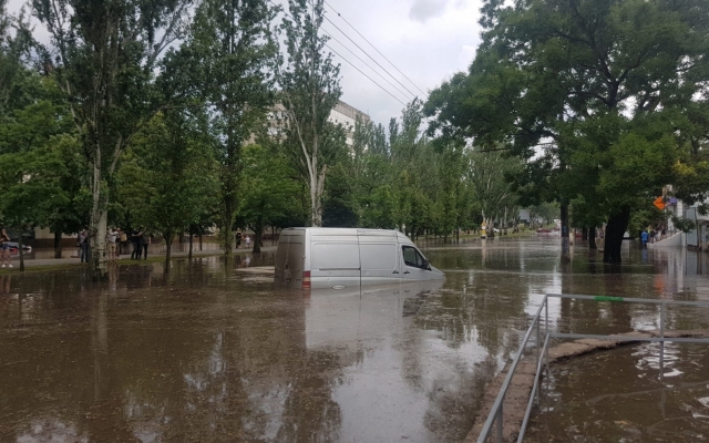 Ливни с градом добрались и до южной и центральной Украины: вместо дорог здесь также образовываются реки (ВИДЕО) Фото № 0 Ливни с градом добрались и до южной и центральной Украины: вместо дорог здесь также образовываются реки (ВИДЕО) Фото № 0