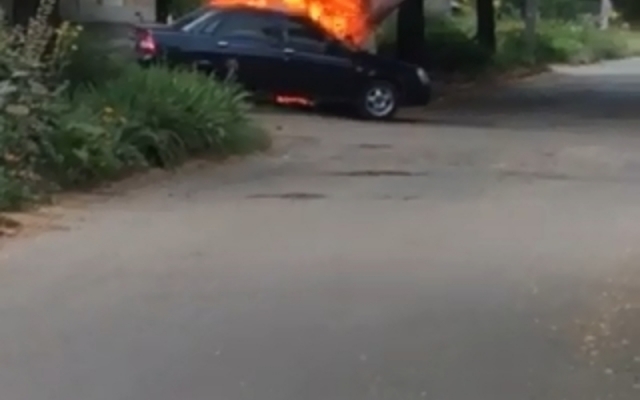 В Кривом Роге на Пионере горел автомобиль Фото № 1 В Кривом Роге на Пионере горел автомобиль Фото № 1