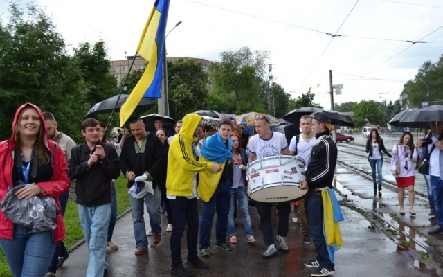 Проливной дождь не разогнал Парад вышиванок в Кривом Роге Фото № 4 Проливной дождь не разогнал Парад вышиванок в Кривом Роге Фото № 4