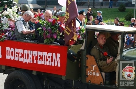 Около 6 тысяч горожан вышли на парад в Центрально-Городском районе Фото № 0 Около 6 тысяч горожан вышли на парад в Центрально-Городском районе Фото № 0