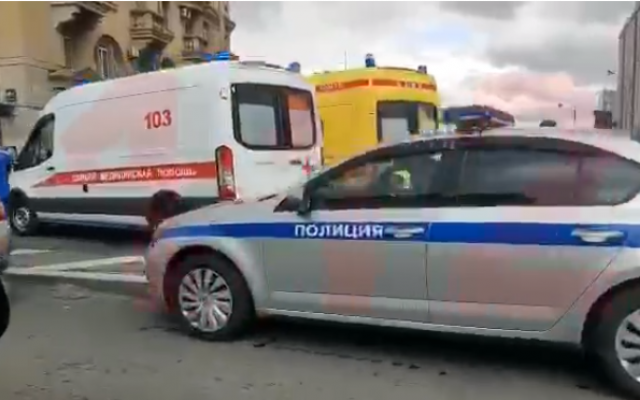 В Москве мужчина захватил отделение банка и взял заложников: спецслужбы пошли на штурм (ФОТО, ВИДЕО) Фото № 2 В Москве мужчина захватил отделение банка и взял заложников: спецслужбы пошли на штурм (ФОТО, ВИДЕО) Фото № 2