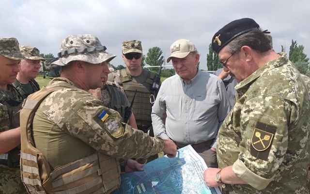 Леонид Кучма на Луганщине проконтролировал процесс разведения войск Фото № 6 Леонид Кучма на Луганщине проконтролировал процесс разведения войск Фото № 6