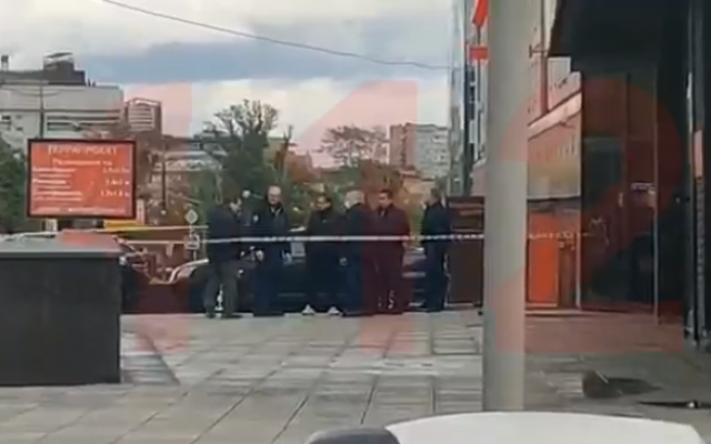 В Москве мужчина захватил отделение банка и взял заложников: спецслужбы пошли на штурм (ФОТО, ВИДЕО) Фото № 0 В Москве мужчина захватил отделение банка и взял заложников: спецслужбы пошли на штурм (ФОТО, ВИДЕО) Фото № 0