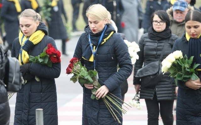 Встречали на коленях: в Борисполь прибыл экипаж с телами украинцев (ФОТО, ВИДЕО) Фото № 7 Встречали на коленях: в Борисполь прибыл экипаж с телами украинцев (ФОТО, ВИДЕО) Фото № 7