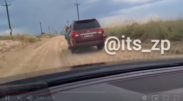 В курортном поселке на берегу Азовского моря водитель катал детей на подножке машины на большой скорости (ВИДЕО) Фото № 0 В курортном поселке на берегу Азовского моря водитель катал детей на подножке машины на большой скорости (ВИДЕО) Фото № 0