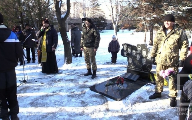 В Кривом Роге открыли мемориальную доску погибшим воинам АТО Фото № 1 В Кривом Роге открыли мемориальную доску погибшим воинам АТО Фото № 1