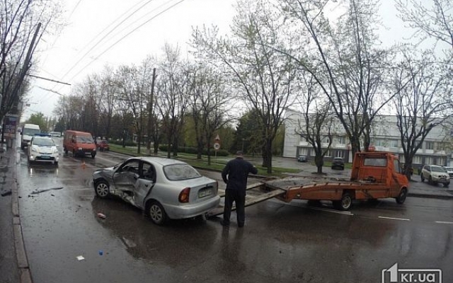 ДТП на Мусоргского: пострадавшего забрали в реанимацию Фото № 5 ДТП на Мусоргского: пострадавшего забрали в реанимацию Фото № 5