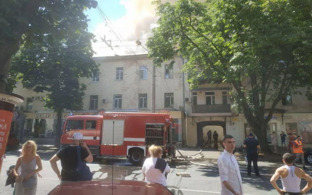 В центре Одессы полыхает многоэтажка (ФОТО, ВИДЕО) Фото № 3 В центре Одессы полыхает многоэтажка (ФОТО, ВИДЕО) Фото № 3