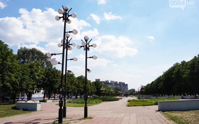 Аллея 200 каштанов в Кривом Роге: лавки целы, урны - разбиты Фото № 3 Аллея 200 каштанов в Кривом Роге: лавки целы, урны - разбиты Фото № 3